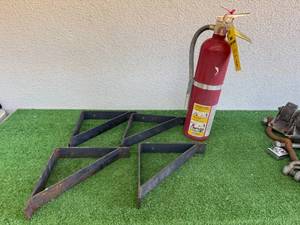 lot 86 image: Large Metal Shelf Brackets & Fire Extinguisher