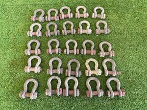 lot 89 image: 25 Screw Pin Anchor Shackles