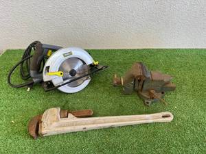 lot 92 image: Bench Vise, Pipe Wrench & 7 14 Circular Saw