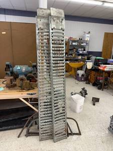 lot 100 image: Loading Ramps