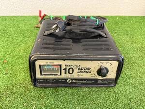 lot 12 image: 10 Amp Battery Charger