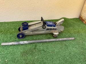 lot 16 image: AC Delco 2 Ton Hydraulic Jack