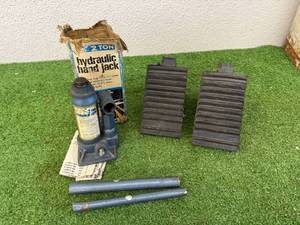 lot 20 image: Car Stops & 2 Ton Hydraulic Jack