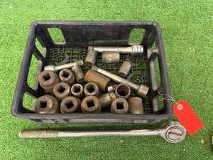 lot 10 image: 34 Drive Sockets & Ratchet