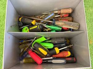 lot 21 image: Screwdrivers - Philips & Flat Head