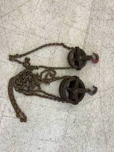 lot 22 image: Large Chain 1 12 Ton Pully System