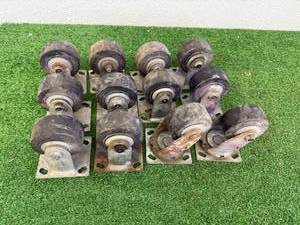 lot 28 image: 12 Casters