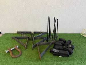 lot 208 image: Heavy Duty Shelf Brackets, Hanging Straps & Large Shackle