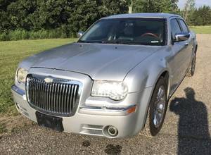 lot 4 image: 2005 Chrysler 300