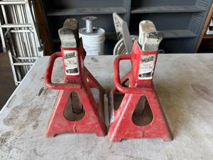 lot 84 image: 3 Ton Jack Stands