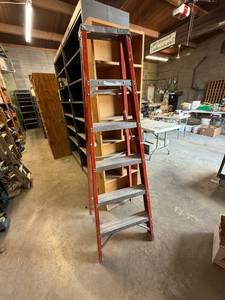 lot 138 image: 6 Fiberglass Step Ladder