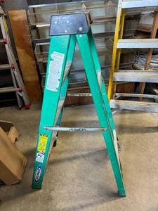 lot 141 image: Werner 4 225# Rated Fiberglass Step Ladder