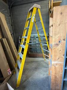 lot 142 image: Bauer 8 Fiberglass Step Ladder