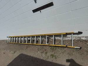lot 13 image: 28 Fiberglass Extension Ladder