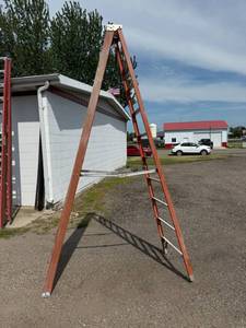 lot 14 image: 10 Fiberglass Step Ladder