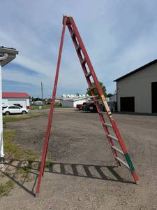 lot 15 image: 12 Fiberglass Step Ladder 300# Rating