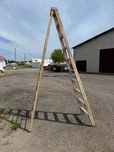 lot 16 image: 10 Keller Fiberglass Step Ladder