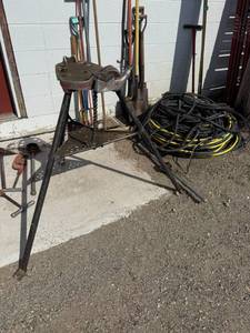 lot 35 image: Ridgid 450 Tristand