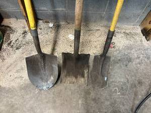 lot 39 image: Shovels