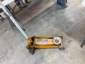 lot 49 image: 2 14 Ton Floor Jack