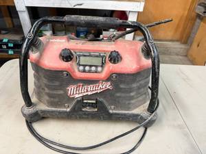 lot 194 image: Milwaukee Radio