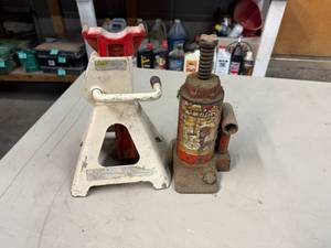 lot 206 image: 3 Ton Jack Stand & Hydraulic Jack