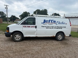 lot 7 image: 2005 Chevrolet Express G1500 Cargo Van