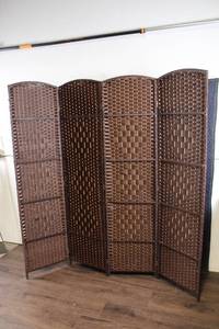 lot 19 image: Brown Woven Room Divider Screen with Hinges