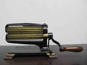 lot 36 image: Great Looking Antique ca. 188 Brass & Cast Iron Hand Crank Fluting Iron
