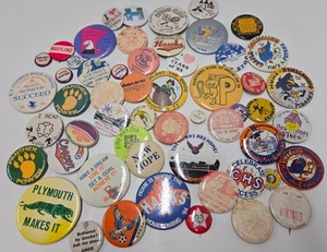 lot 136 image: Estate Lot of Vintage Pinback Buttons