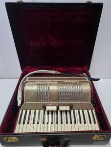 lot 183 image: Great Looking Vintage Stradivarius Accordion wCase - Made in Italy