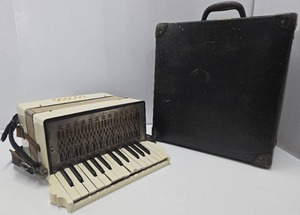 lot 184 image: Antique Accordion wCase