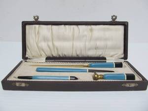 lot 45 image: Vintage 1930s-40s era Blue Bakelite PenPencil Desk Set wCase