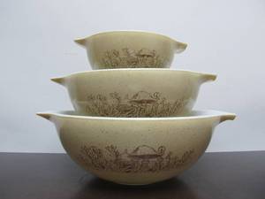 lot 108 image: Set of 3 PYREX Nesting Bowls