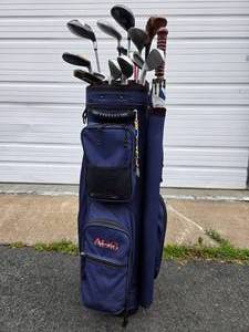 lot 275 image: Set of Golf Clubs wBag
