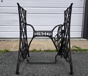 lot 277 image: Excellent Antique SINGER Cast Iron Sewing Table Base