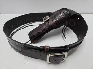lot 298 image: Excellent Quality & Condition Western Leather Gun Belt wHolster