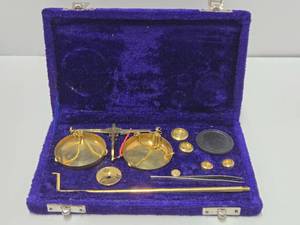 lot 322 image: Antique Brass Weight & Scale Set wCase
