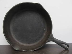 lot 202 image: Vintage 10 WAGNER Ware Cast Iron Skillet