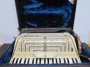 lot 209 image: Nice Working Vintage Italian Silvio Soprani White Pearlized Accordion wCase