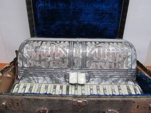 lot 210 image: Beautiful Working Vintage Pearlized Silver LIRA Accordion wCase