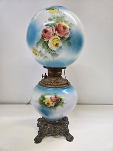 lot 271 image: Nice Vintage Blue & White Gone-With-The Wind Table Lamp