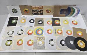 lot 364 image: Great Collection of Vintage BEATLES 45 Records wSleeves