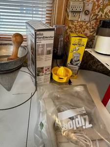 lot 18 image: Kitchen Appliance Set Aluminum Strainer, Braun Handblender, Osterizer Mini-Blend, Citrus Juicer