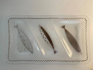 lot 46 image: Mid-Century Modern Fred Press Glass Tray with Fish Design