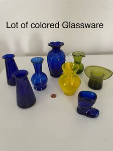 lot 50 image: Lot of 8 Colored Glassware Pieces
