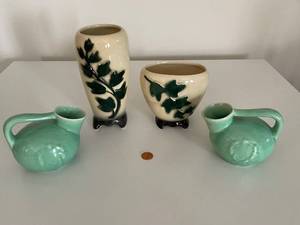 lot 57 image: Set of 4 Vintage Pottery Vases with Leaf Motif and Two Matching Red Wing Belle Kogan Vases