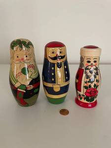 lot 76 image: Set of 3 Russian Style Nesting Dolls with Holiday Themes