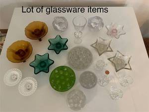 lot 82 image: Collection of Vintage Glassware Items - Fenton and Others