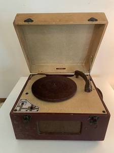 lot 86 image: Vintage Airline Turntable Record Player